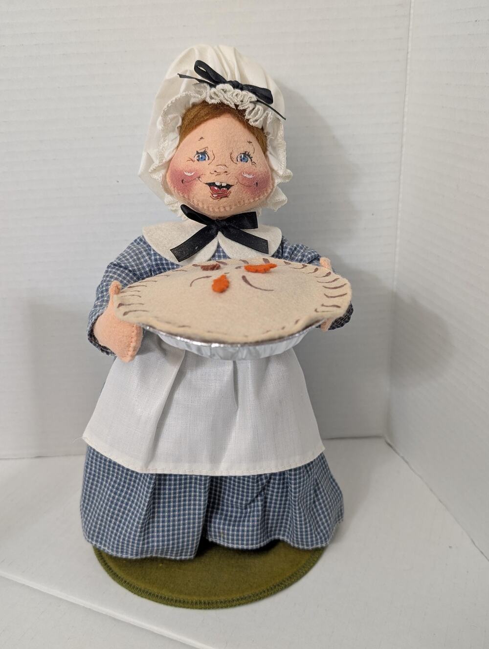 1993 Annalee 12inch Pilgrim Girl With Pie Felt Doll